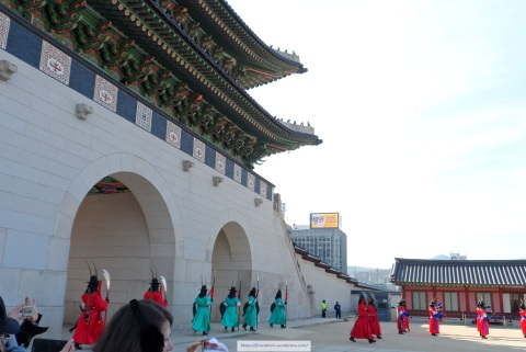 _gyeongbokgung-palace-guard-1